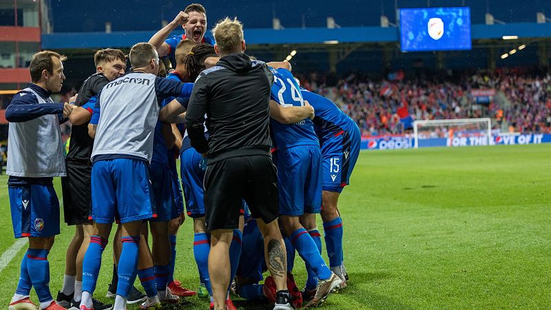 Plzeňští hráči se radují v zápase proti CSKA Sofia