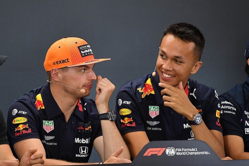 Alex Albon na snímku s Maxem Verstappenem