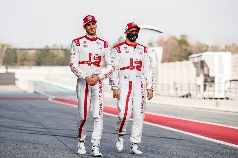 Giovinazzi na společné fotografii s Kimi Räikkönenem