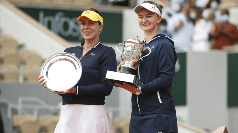 Vítězka Roland Garros 2021 Krejčíková s finalistkou Pavlyučenkovou