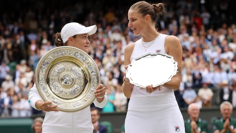 Loňská vítězka vítězka WImbledonu Bartyová s Češkou Karolínou Plíškovou