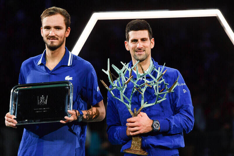 Loňští finalisté Medveděv s Djokovičem