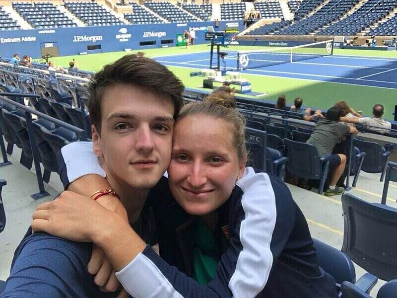 Markéta Vondroušová s manželem Štěpánem Šimkem